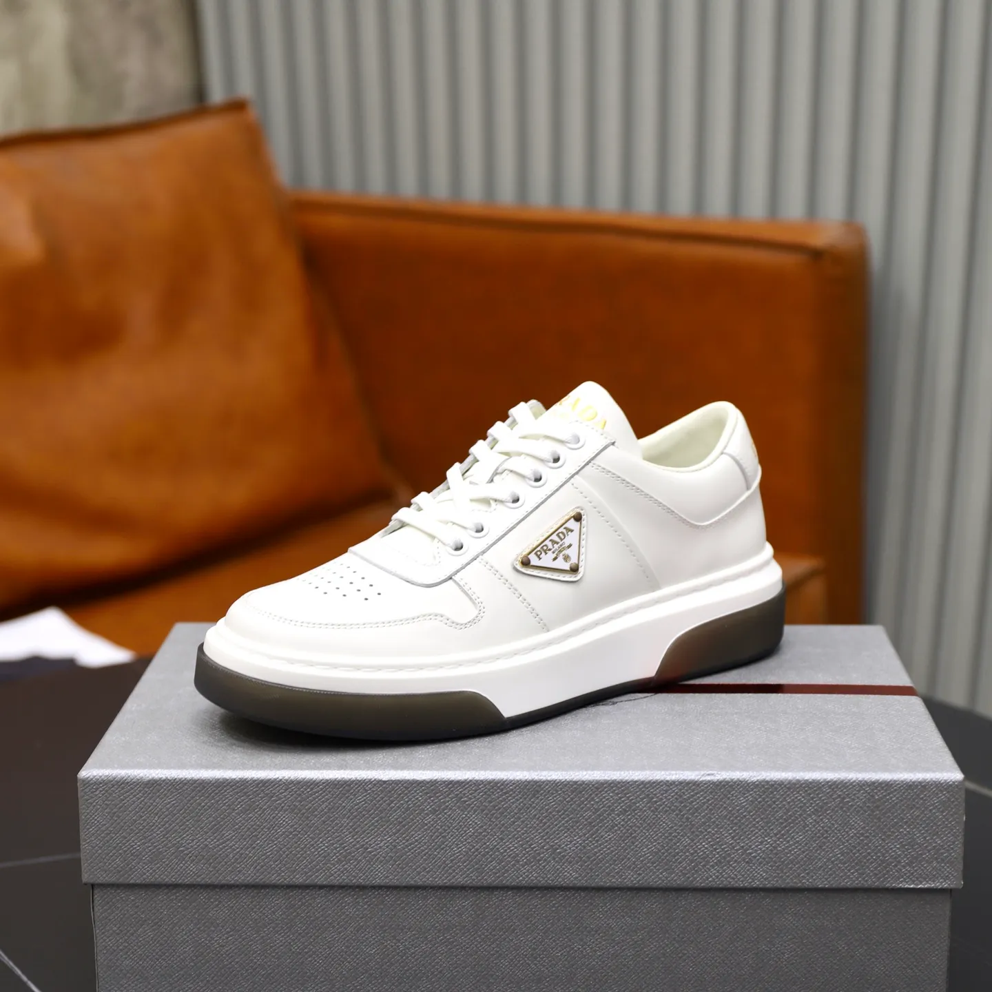 Factory price: 720💰Top original order Brand: PRADA (Prada) Standard code: Men's size 38/44 (45 can be customized) Grade: Same as the official website Material: Original cowhide stitching imported cowhide lining Original combination two-color wear-resistant soft outsole Style category: Leisure and sports version Young fashion European and American trend British style Color: Actual picture color